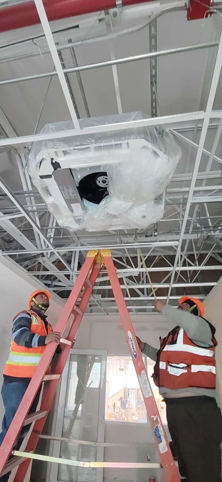 Instalación de equipo cassette en plafón