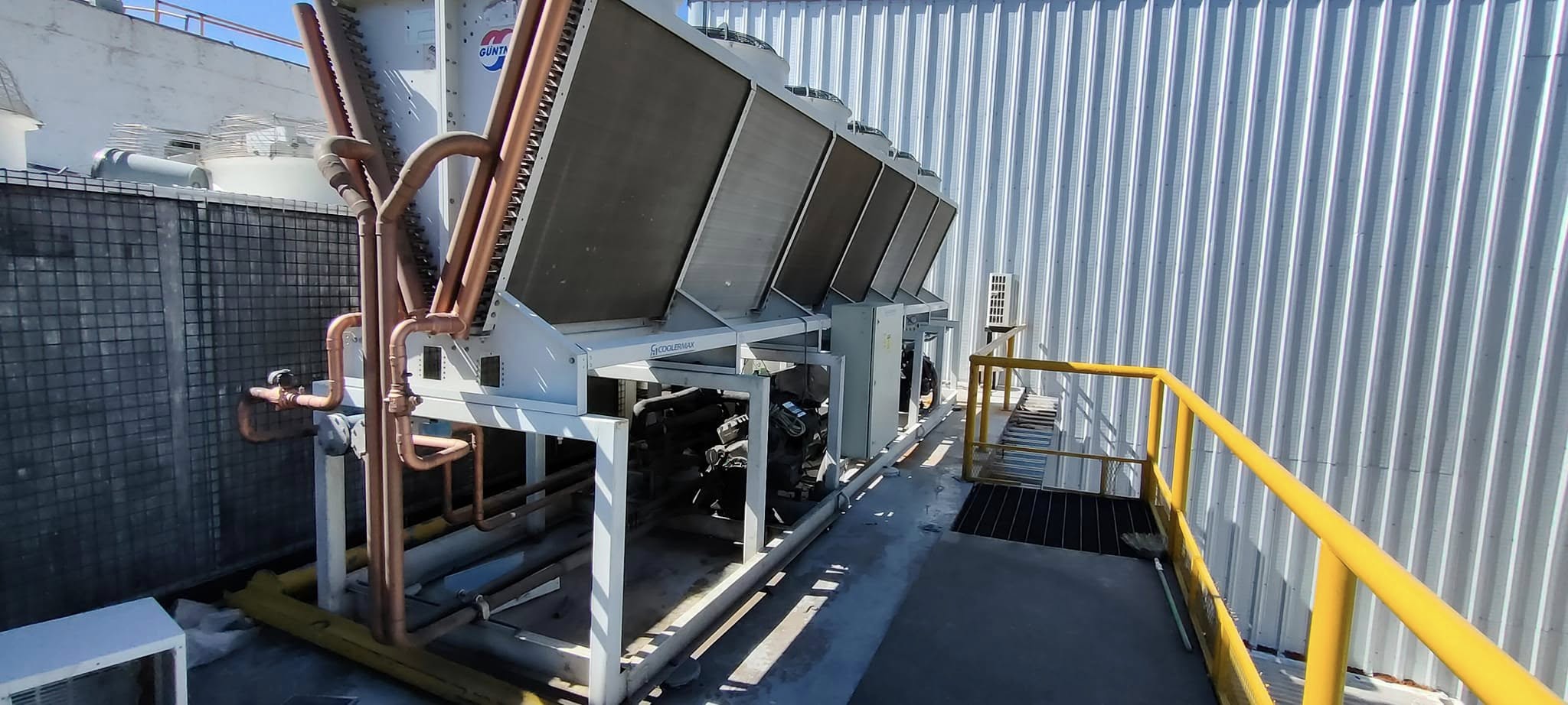 Rack de compresores con condensador remoto en azotea industrial